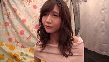 streep tease d une blonde gros sein gros cu