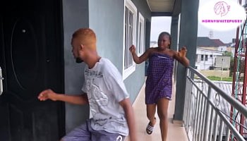 une enfant et un adulte