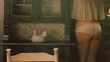 il leche sa fille sous la table