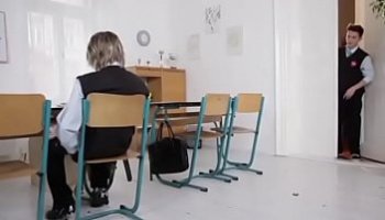 video deux jeunes hommes