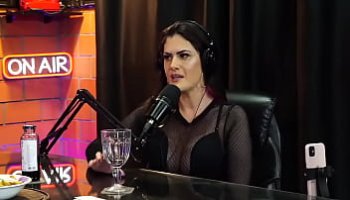 elle demande a une amie de lui montrer ces sein