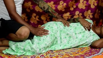 une fille baise une camera